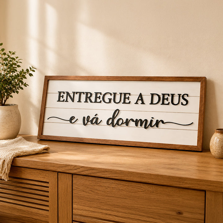 Placa “Entregue a Deus” em Madeira