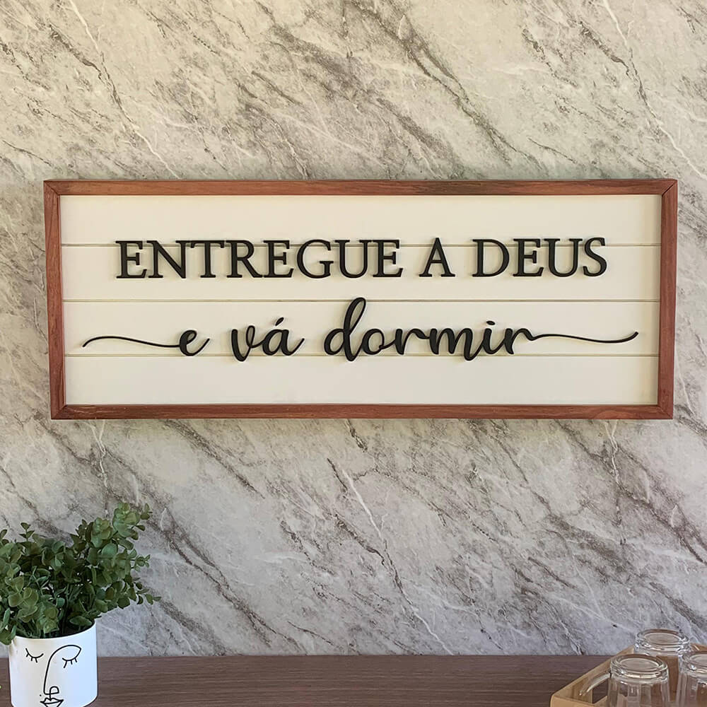 Placa “Entregue a Deus” em Madeira