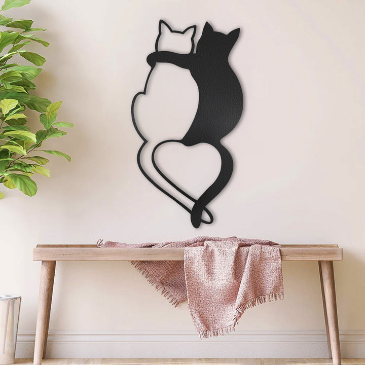 Gatos Abraçando em metal — detalhe do acabamento artesanal