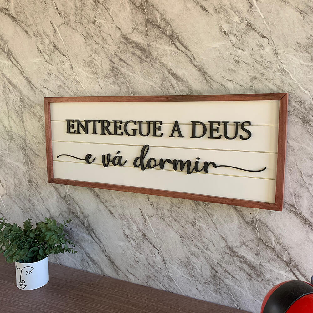 Placa “Entregue a Deus” em Madeira