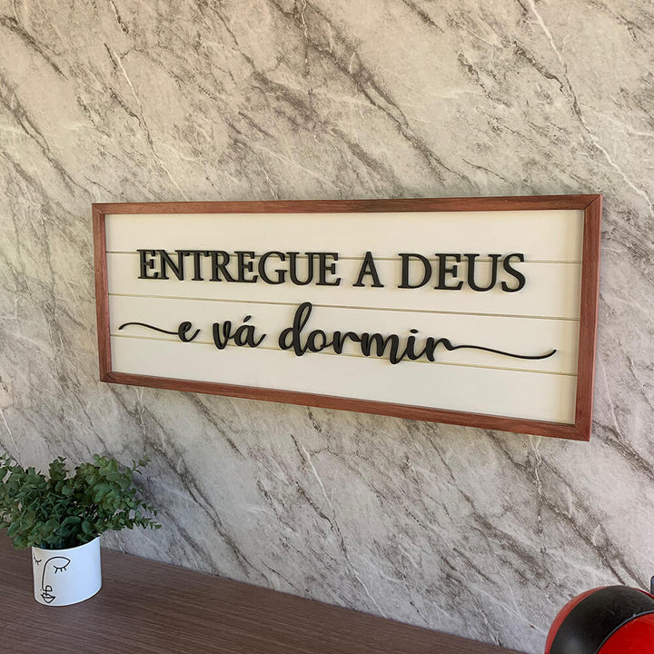Placa “Entregue a Deus” em Madeira