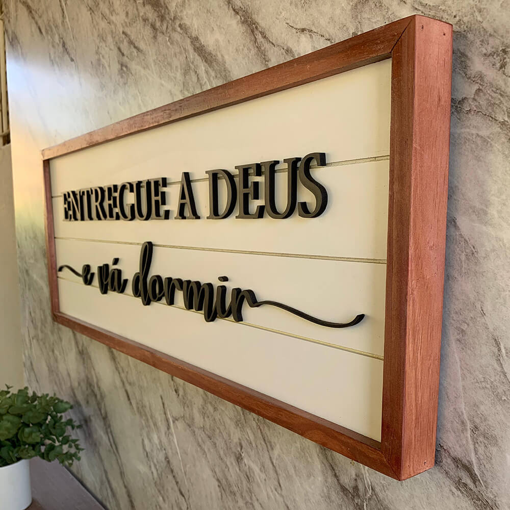 Placa “Entregue a Deus” em Madeira