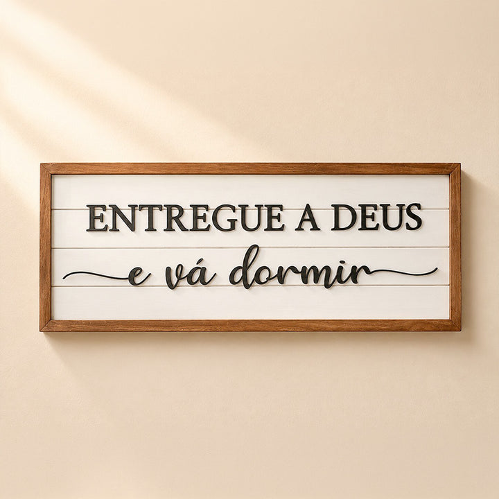 Placa “Entregue a Deus” em Madeira