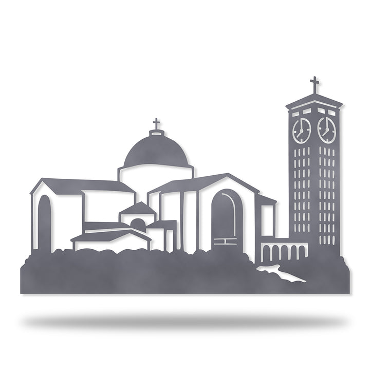 Basílica de Nossa Senhora Aparecida em metal — arte decorativa em primeiro plano