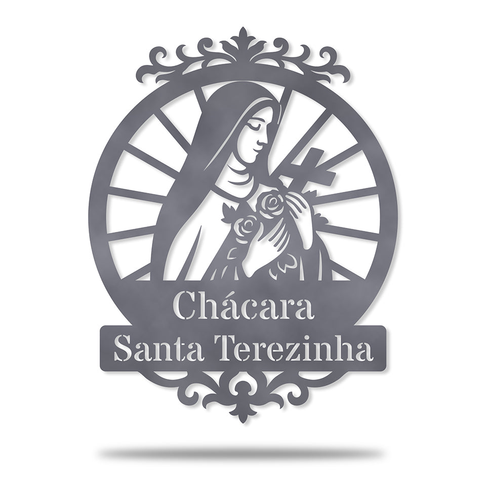 Placa Santa Terezinha em metal — arte decorativa em primeiro plano