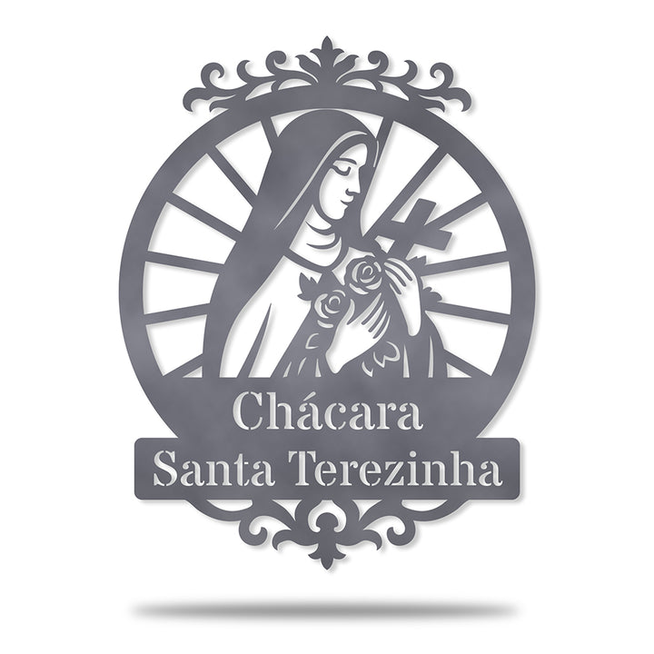 Placa Santa Terezinha em metal — arte decorativa em primeiro plano