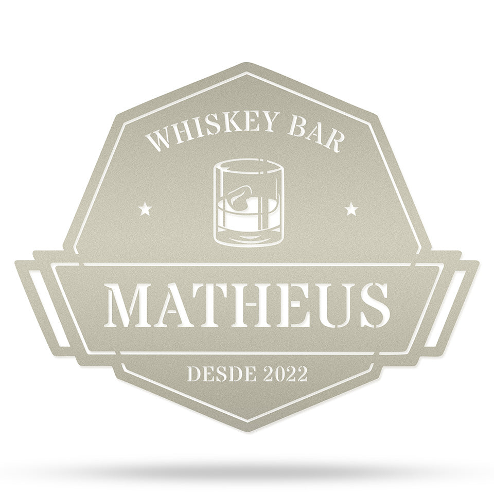 Whiskey Bar em metal — detalhe do design artístico