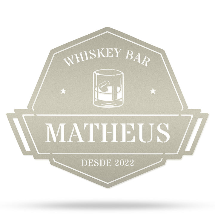 Whiskey Bar em metal — detalhe do design artístico