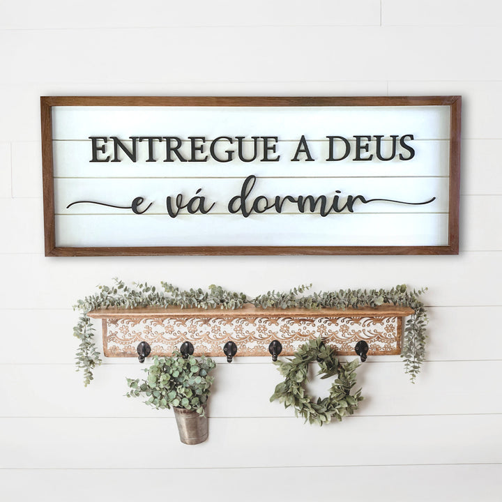 Placa “Entregue a Deus” em Madeira