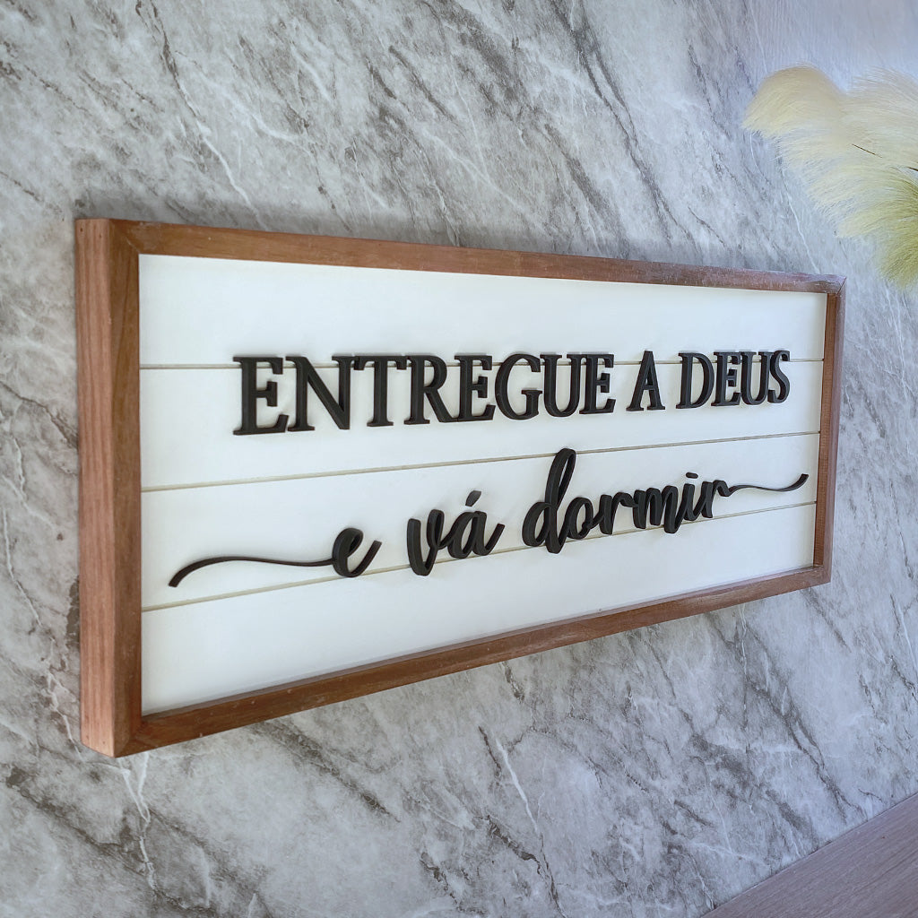 Placa “Entregue a Deus” em Madeira