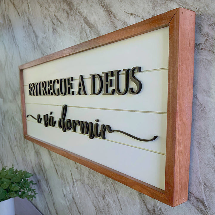 Placa “Entregue a Deus” em Madeira