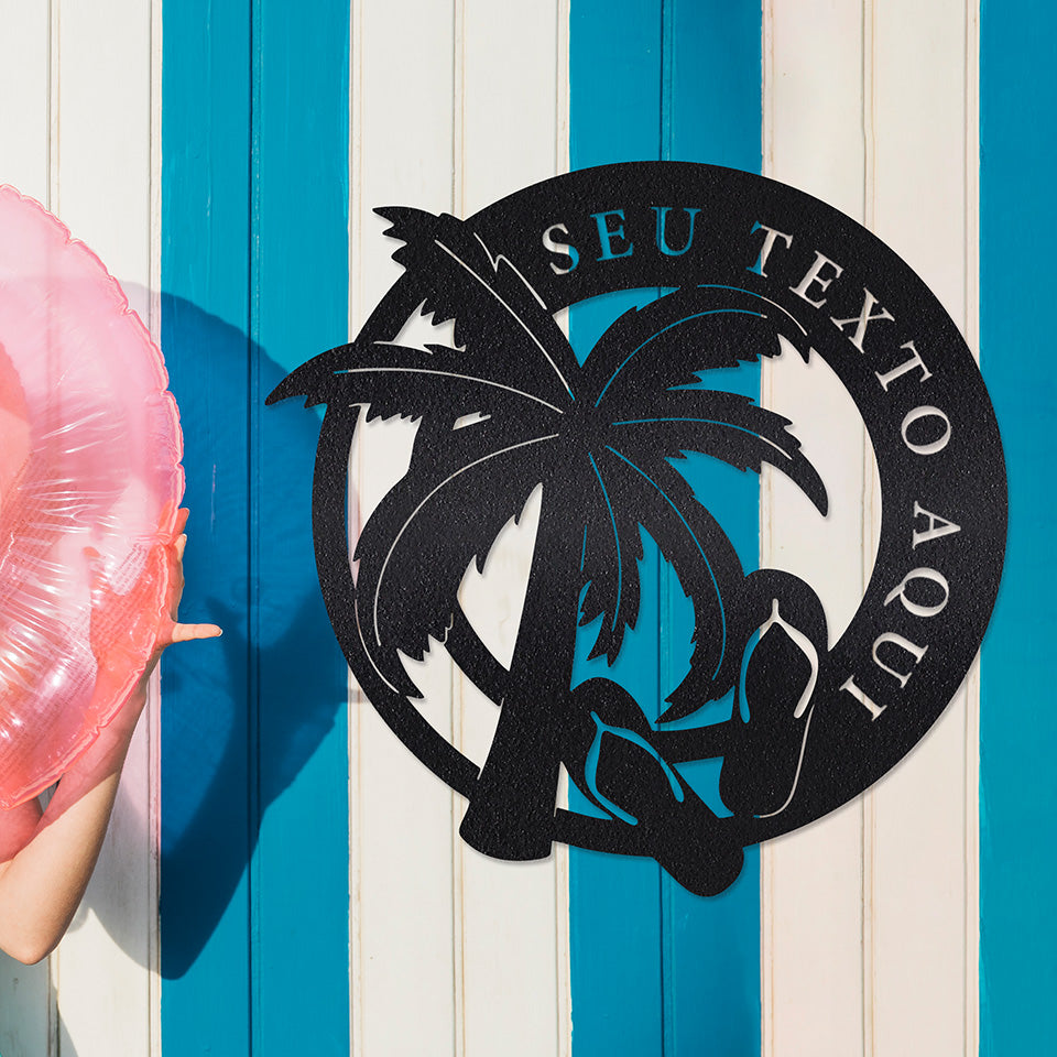 Placa Refúgio Tropical em metal — detalhe do acabamento artesanal