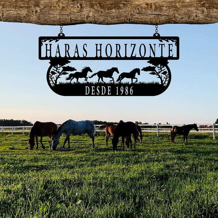 Placa Haras Horizonte em metal — detalhe do acabamento artesanal