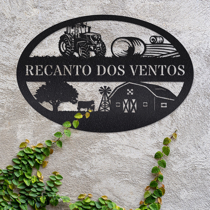 Placa Recanto dos Ventos em metal — ângulo lateral da peça