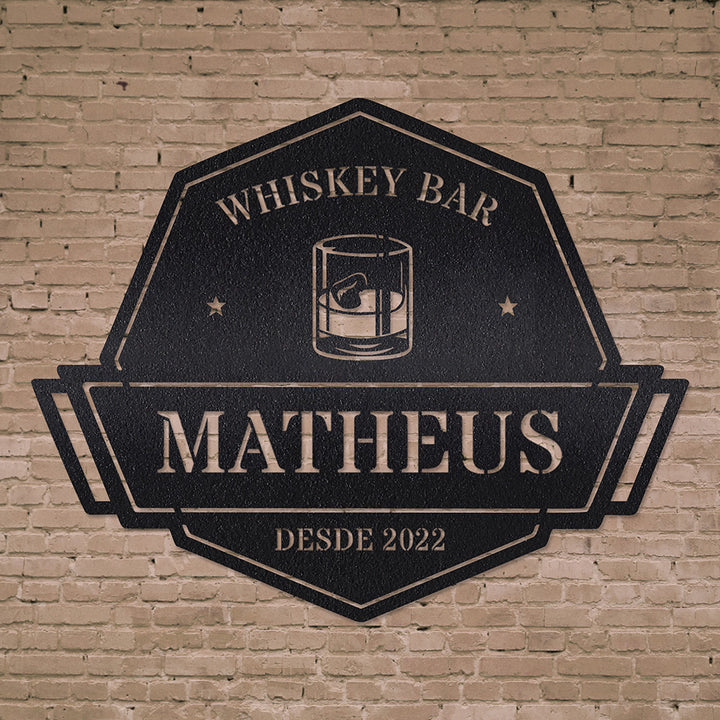Whiskey Bar em metal — ângulo lateral da peça