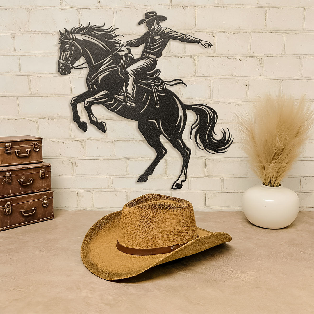 Placa Cavalo Indomável em metal — ângulo lateral da peça