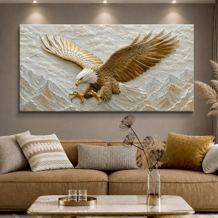 Quadro Águia Dourada sobre o sofá caramelo, em sala de tons quentes