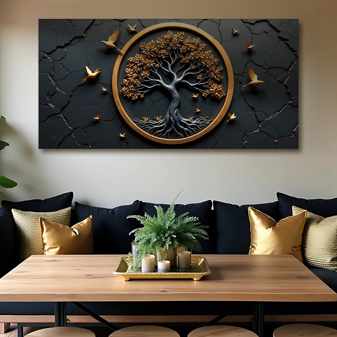 Quadro Árvore da Vida acima de sofá azul-marinho com almofadas douradas, em sala com mesa de madeira