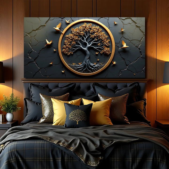 Quadro Árvore da Vida acima de cama com almofadas douradas e pretas, em quarto de parede de madeira escura