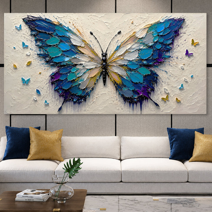 Quadro Asas da Liberdade acima do sofá, com almofadas azuis e douradas