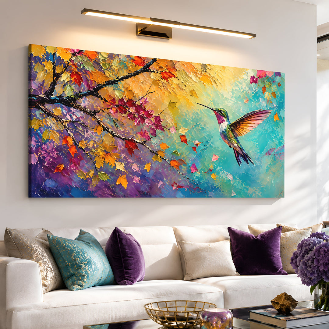 Quadro Beija-flor de Outono acima do sofá branco, com almofadas coloridas