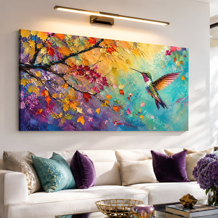 Quadro Beija-flor de Outono acima do sofá branco, com almofadas coloridas
