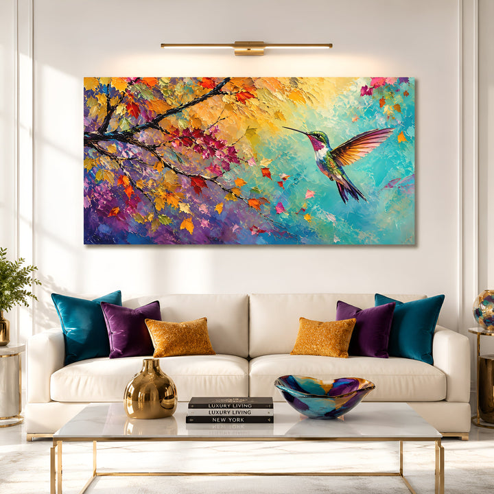 Quadro Beija-flor de Outono acima do sofá, em sala iluminada