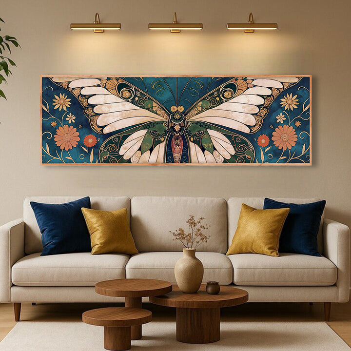 Quadro Borboleta Vintage acima do sofá bege, com almofadas azuis e douradas