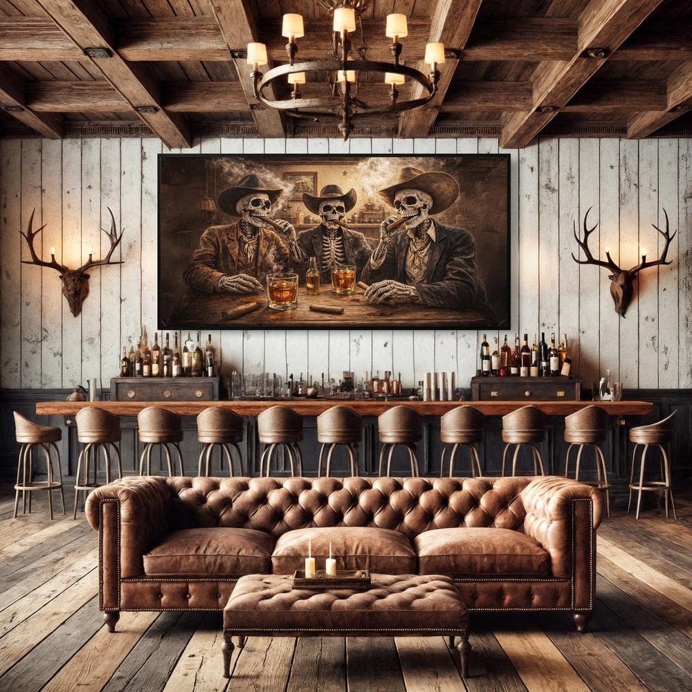 Quadro Os Mortos Contam Histórias acima de sofá de couro, em bar rústico com balcão, banquetas e cabeças de cervo