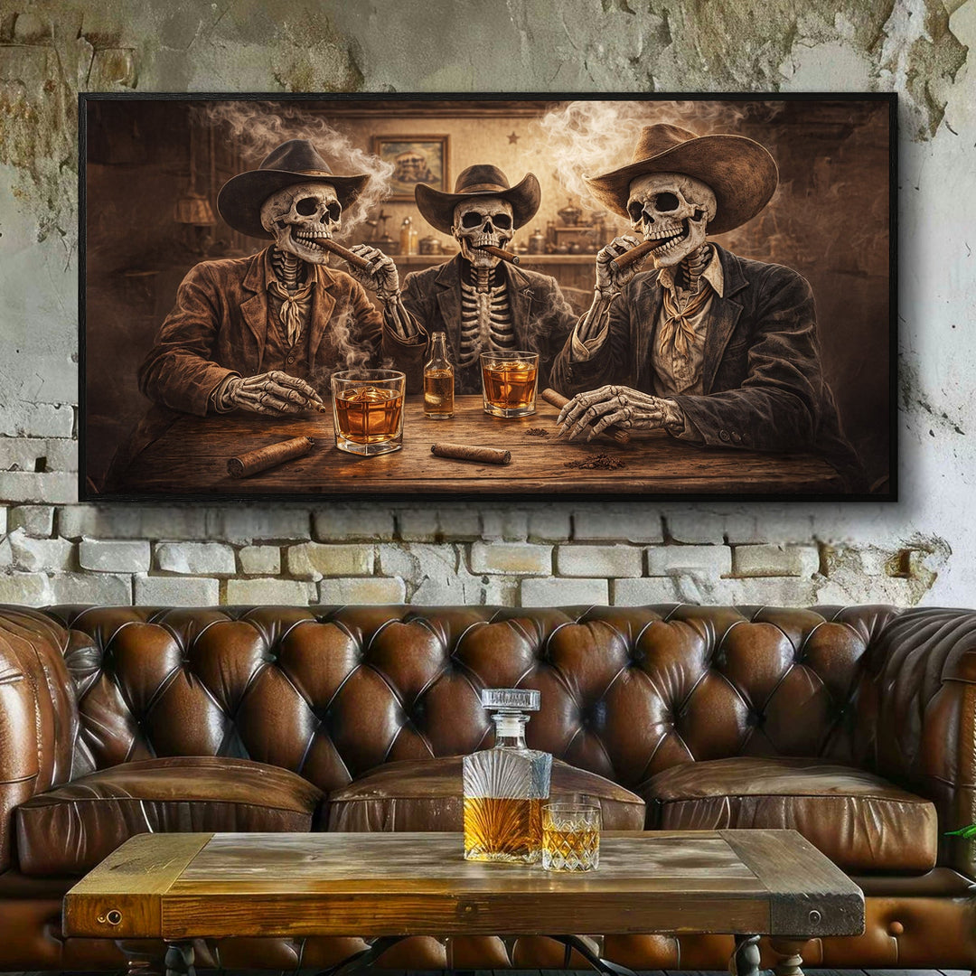 Quadro Os Mortos Contam Histórias acima de sofá chesterfield marrom, com decanter de uísque na mesa de madeira