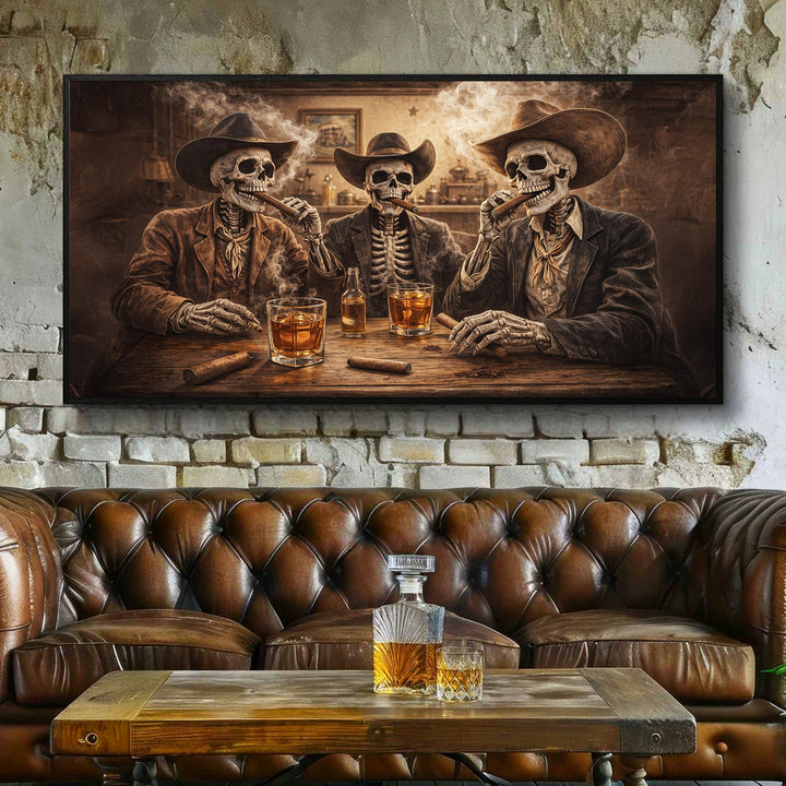 Quadro Os Mortos Contam Histórias acima de sofá chesterfield marrom, com decanter de uísque na mesa de madeira
