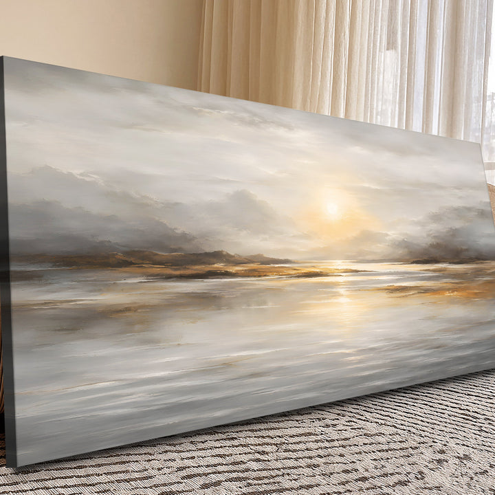 Detalhe do Quadro Calmaria Dourada em ângulo próximo, com o sol entre nuvens cinza e reflexos dourados
