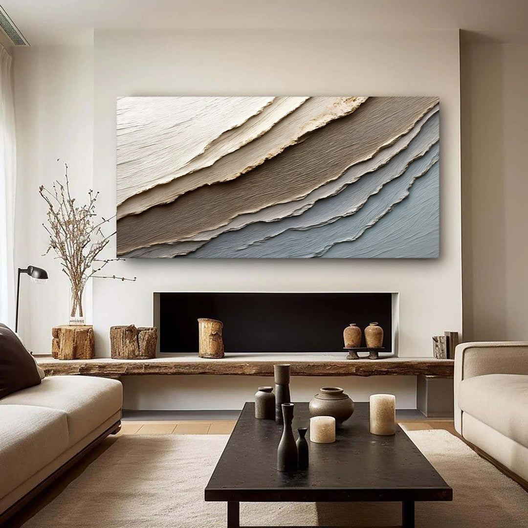 Quadro Camadas da Terra acima de lareira em sala minimalista com mesa de centro escura
