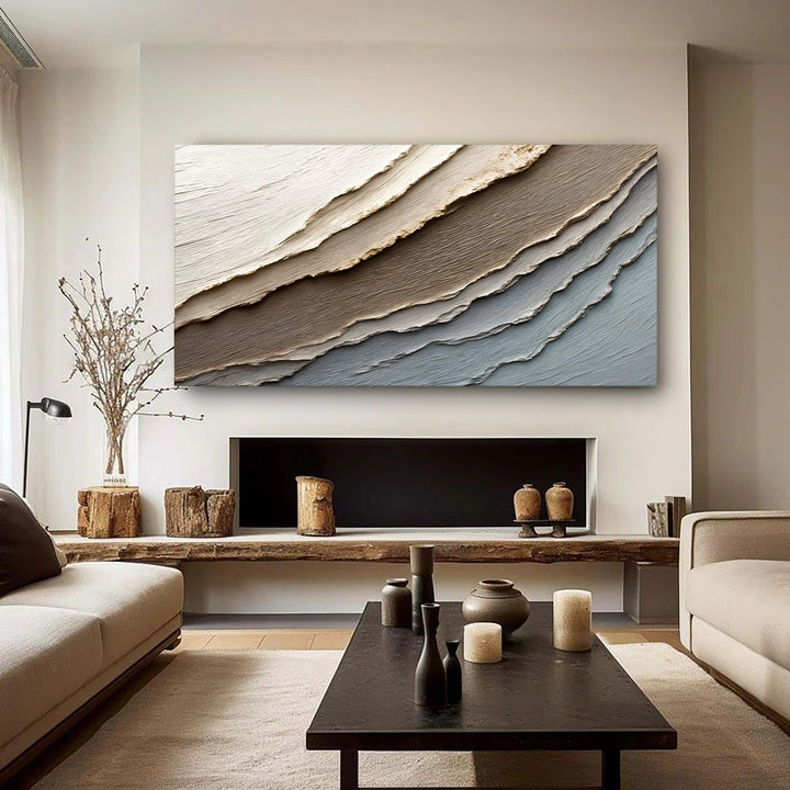Quadro Camadas da Terra acima de lareira em sala minimalista com mesa de centro escura
