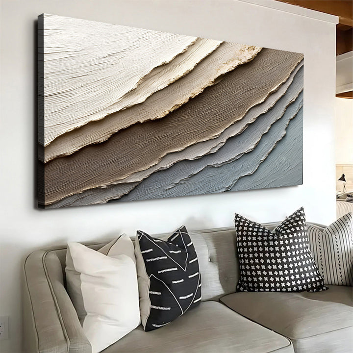 Quadro Camadas da Terra em ângulo sobre sofá com almofadas estampadas em preto e branco