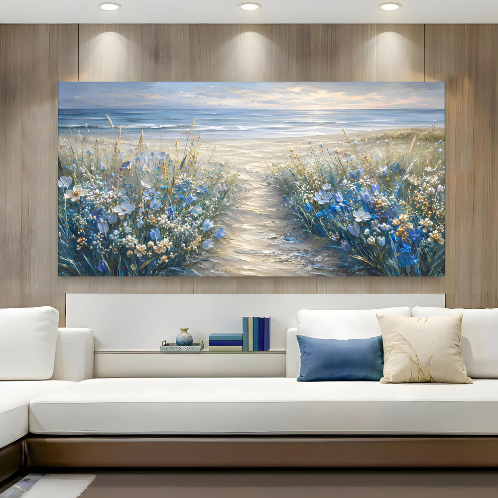Quadro Caminho para o Mar sobre sofá branco, em parede de madeira clara