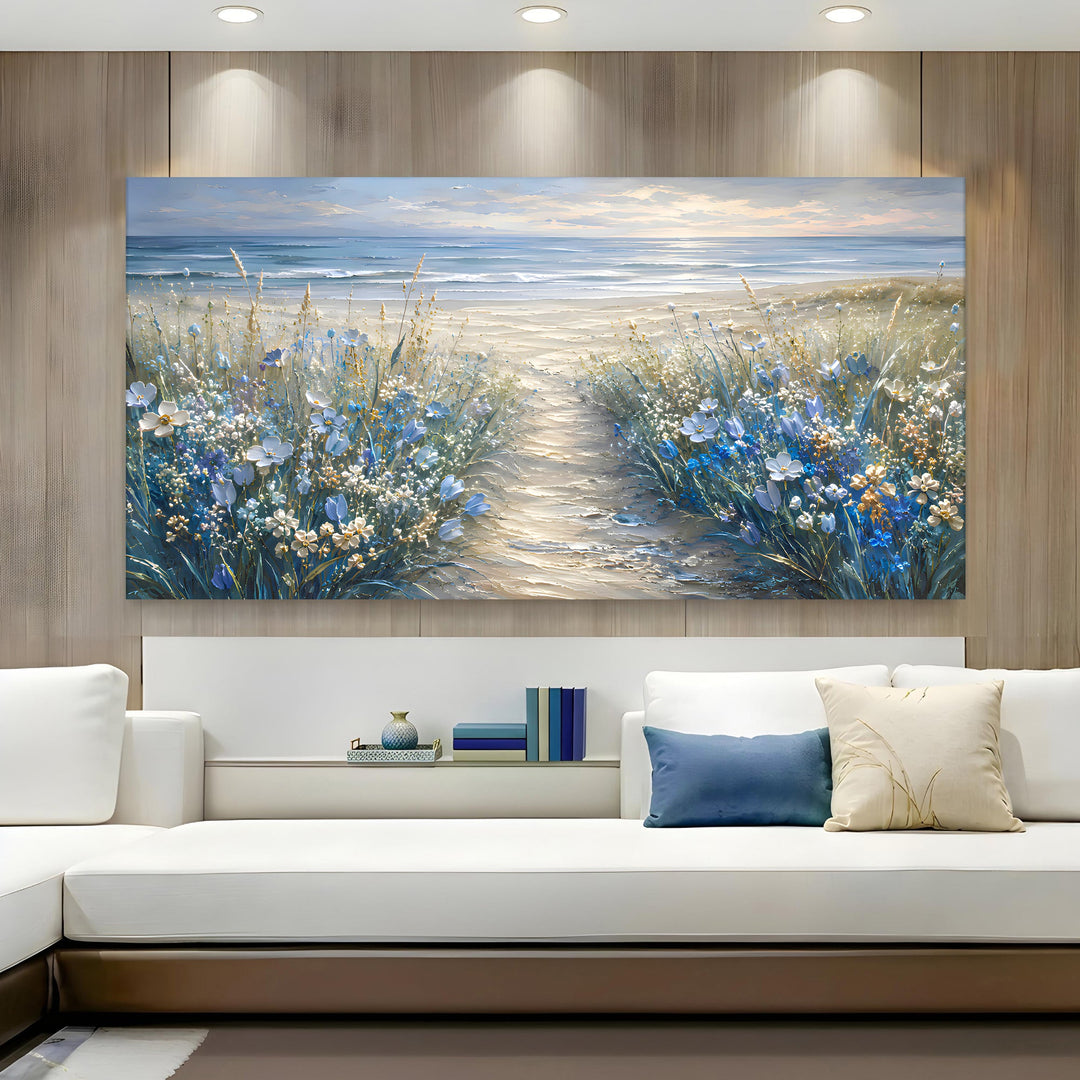 Quadro Caminho para o Mar sobre sofá branco, em parede de madeira clara