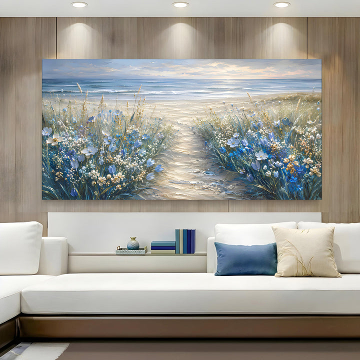 Quadro Caminho para o Mar sobre sofá branco, em parede de madeira clara