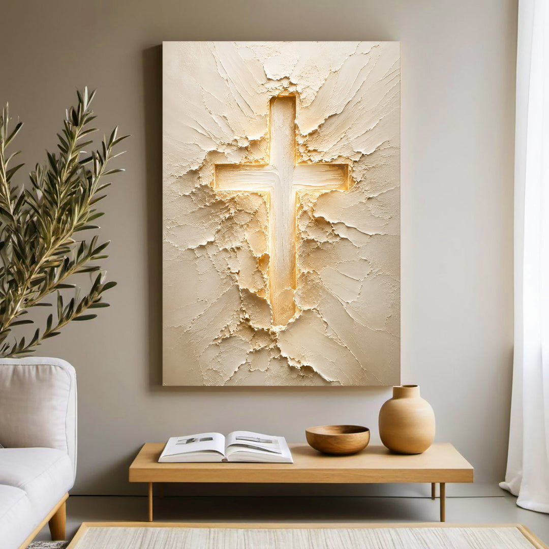Quadro Cruz Radiante acima de mesa baixa de madeira, em sala clara com oliveira