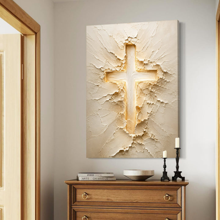 Quadro Cruz Radiante acima de cômoda de madeira com castiçais