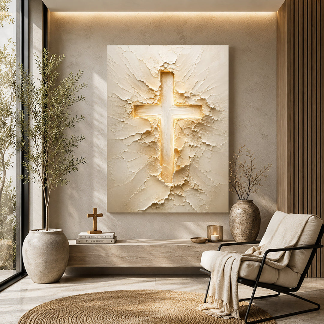 Quadro Cruz Radiante em sala com poltrona, oliveira em vaso e tapete redondo