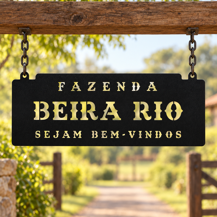 Fazenda Beira Rio em metal preto pendurada por correntes em entrada rural