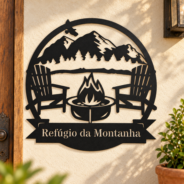 Refúgio da Montanha em metal preto fixada na parede em ambiente