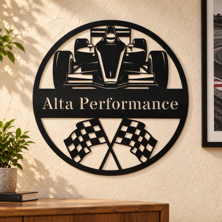 Monograma Formula 1 em metal preto fixada na parede em ambiente
