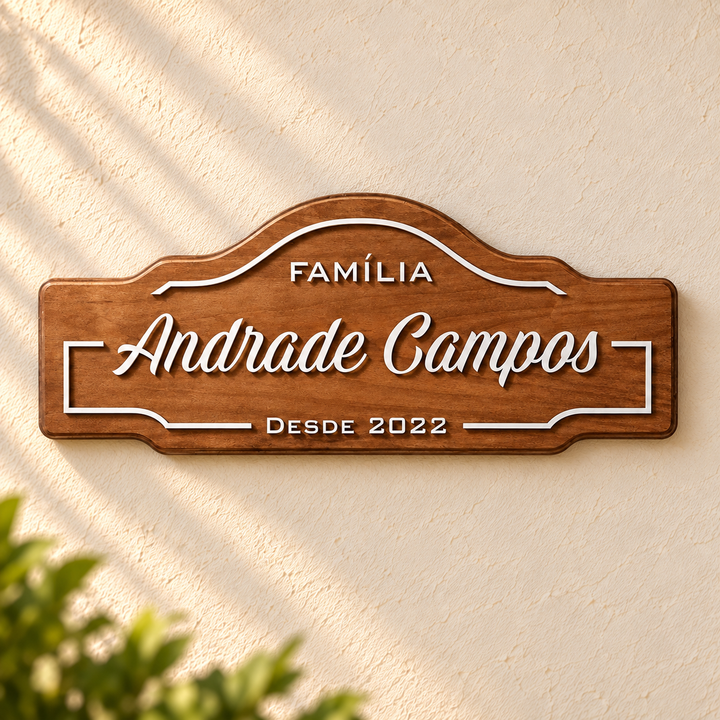Placa Sobrenome da Família em ambiente decorado