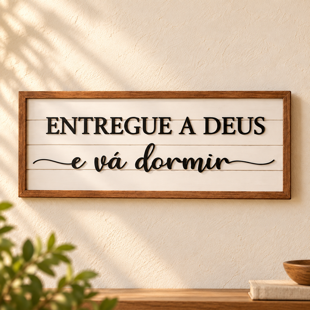 Placa “Entregue a Deus” em Madeira em ambiente decorado