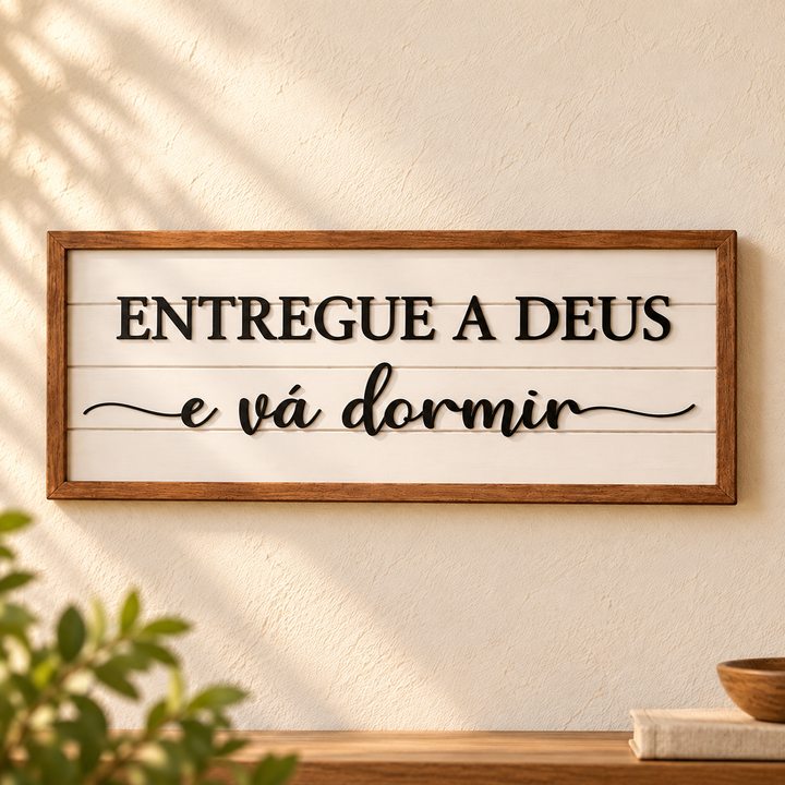 Placa “Entregue a Deus” em Madeira em ambiente decorado
