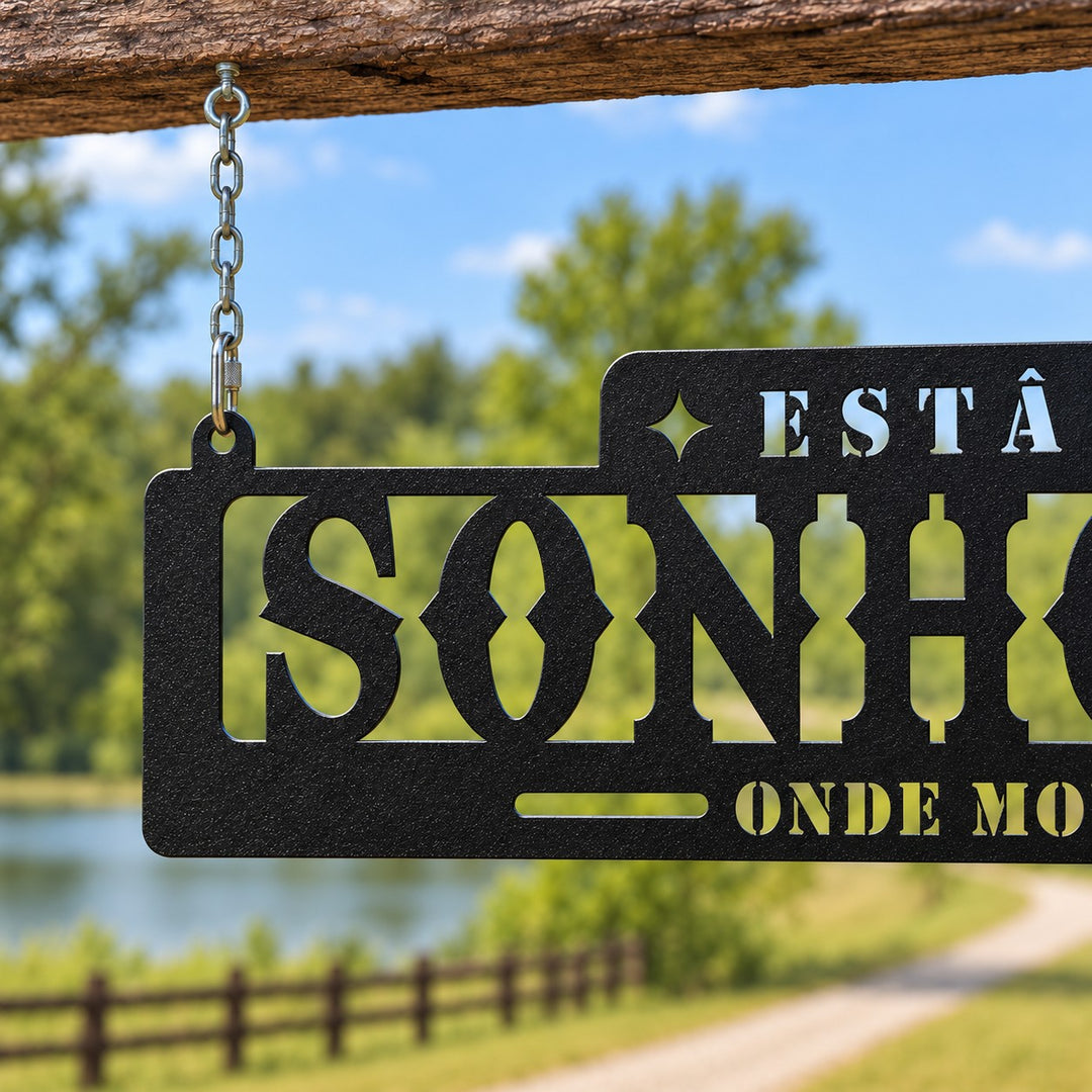 Detalhe da placa Estância Sonho Meu: corte a laser, pintura preta fosca e fixação com corrente e olhal