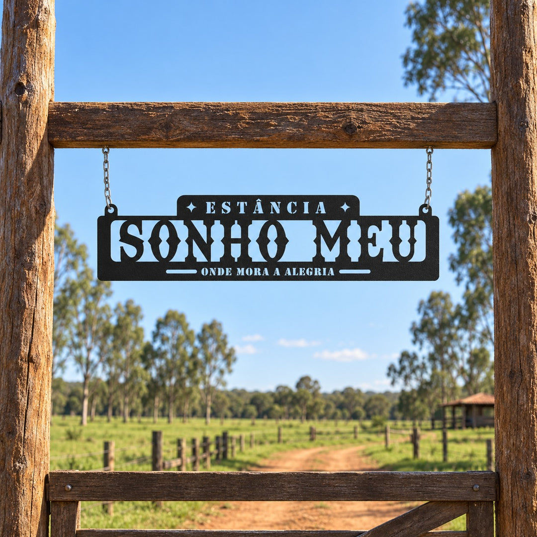 Placa Estância Sonho Meu em metal preto, tamanho 180 x 45 cm, pendurada na porteira da fazenda
