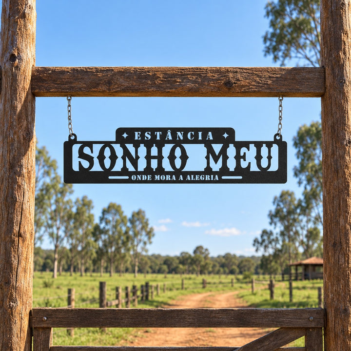 Placa Estância Sonho Meu em metal preto, tamanho 180 x 45 cm, pendurada na porteira da fazenda